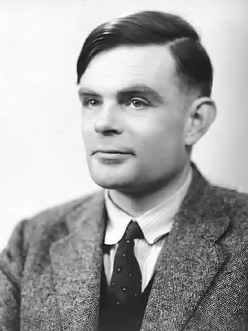Foto em preto e branco de Alan Turing.